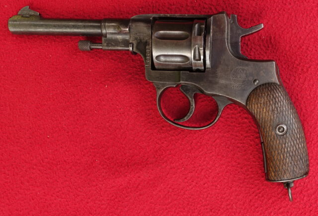 foto Revolver Nagant model 1895
