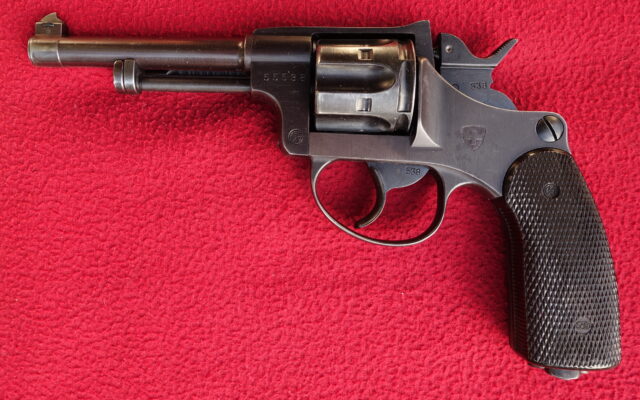 foto Švýcarský revolver 1882/29 – REZERVOVÁNO