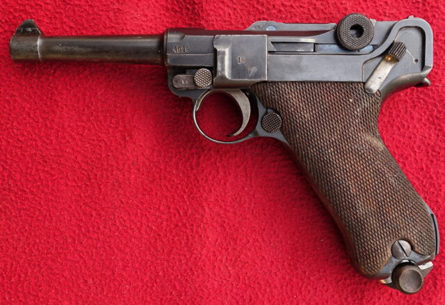 foto Pistole DWM P.08 z výzbroje Reichswehru