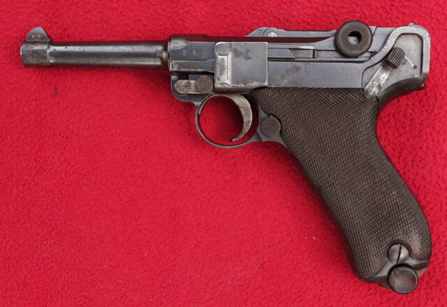 foto Pistole DWM P08 z roku 1908